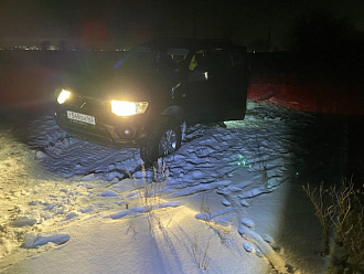 прошу помощи, застряли две машины. Тане и Паджеро. Второй приехал помочь и тоже сел. Откапывались четыре часа. Откапали танк. Но выехать не смогли так как машины проваливается в снег. Подробности готов описать вытащить застрявшую машину Танк 300