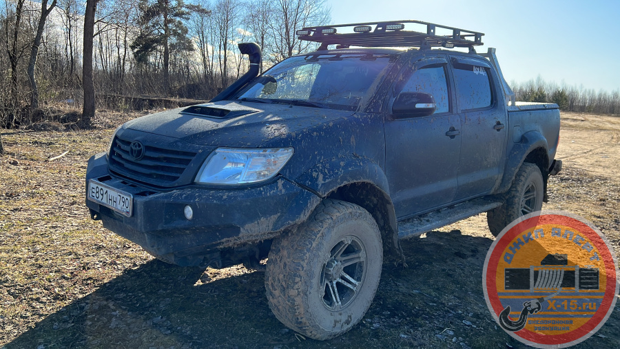 фото застрявшего Toyota Hilux 