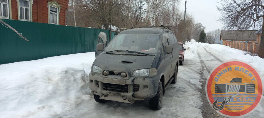 фото застрявшего Mitsubishi Delica, Kia Soul 