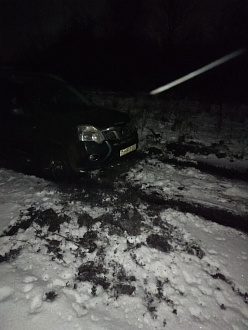 помогите пожалуйста,  застрял в колее, сел на брюхо, почти вылез и сел, до асфальта 500 метров.  вытащить застрявшую машину Ниссан х трейл