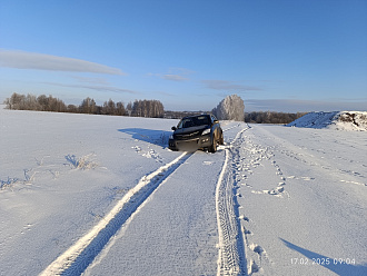 Прошу помощи вытащить машину, нужно дёрнуть.. Сдавал назад, стащило в колею под снегом. Не доехал до ровного участка 10 метров. До накатанной дороги 100 метров, до асфальта 1 км. Стропа и трос есть. вытащить застрявшую машину Хавал Н5