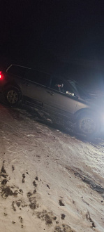 Добрый вечер, помогите пожалуйста, пытались толкать сами не получается в машине Батюшка(Священник). Решили посмотреть местную природу  вытащить застрявшую машину Вольво ХС 70