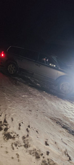 Добрый вечер, помогите пожалуйста, пытались толкать сами не получается в машине Батюшка(Священник). Решили посмотреть местную природу  вытащить застрявшую машину Вольво ХС 70