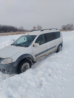 пзастрял в поле в снегу прошу помощиомогите,  вытащить застрявшую машину Ларгус 