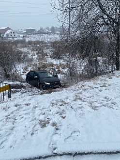 помогите пожалуйста,   вытащить застрявшую машину Chevrolet 