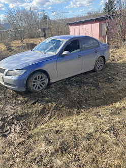 помогите пожалуйста,  затряла на небольшой горке на мокрой траве вытащить застрявшую машину Бмв
