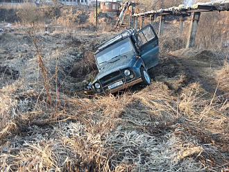 помогите пожалуйста,   вытащить застрявшую машину Уаз