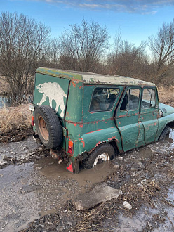 помогите пожалуйста, тросов нет  вытащить застрявшую машину Уазик застрял у дороги в поле 