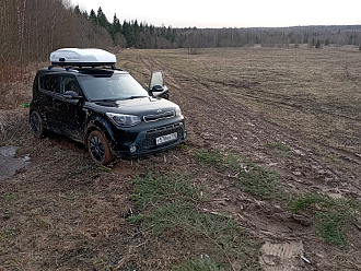 Застрял в поле (пашня) , не могу подняться на холм обратно. Крюк с переди есть, трос есть. До грунтовки прилично, но главное на не большой холм подняться. Машина не на пузе, на ходу, не хватает зацепа. ,    вытащить застрявшую машину Kia