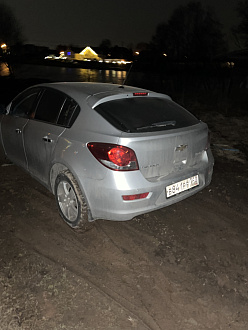 помогите пожалуйста,машина застряла в грязи,сел на брюхо,нужно чуть дернуть,прошу,помогите  вытащить застрявшую машину Chevrolet Cruze Hatchbeck