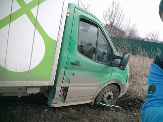 прошу помощи, дёрнуть пару метров вытащить застрявшую машину Ford transit