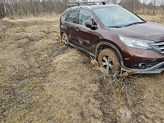 помогите пожалуйста,  застряла в глине. Ни на см не проехать. До дороги 70 м. Троса нет, фаркопа тоже( вытащить застрявшую машину Хонда