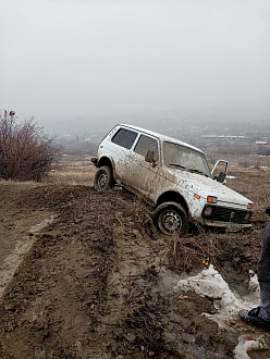 помогите пожалуйста,  застрял вытащить застрявшую машину нива