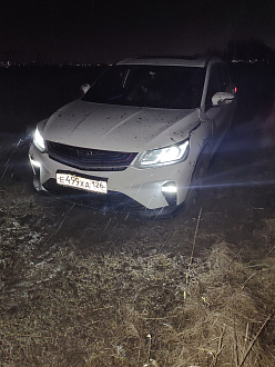 помогите, вытянуть с влажного поля, по грязи, дотянуть до асфальа вытащить застрявшую машину geely