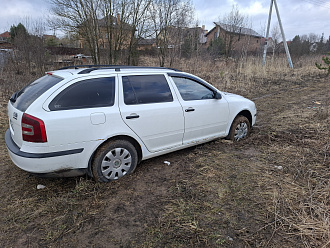 помогите, машина в поле. Зарылась в грязи.  Нужно дёрнуть до асфальта, метров 5 вытащить застрявшую машину Шкода октавия