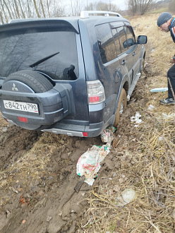 помогите,  вытащить застрявшую машину Метсуби Поджеро 4