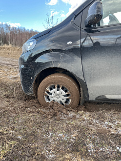 Прошу помощи, застрял, стащило в колею, нужен полноприводный автомобиль с троссом вытащить застрявшую машину Пежо тревеллер