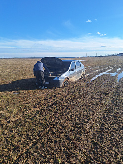 Сидим в поле, в болотине, пробовали дёргать кугой, куга садится, до дороги асфальта метров 300, до более менее жёсткого покрытия метров 50 вытащить застрявшую машину Логан