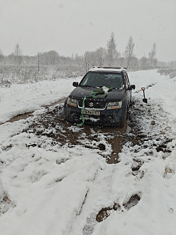 Дернуть пару метров, прилип днищем.  вытащить застрявшую машину Suzuki Vitara