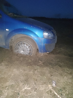 помогите, застрял в поле вытащить застрявшую машину Лада ларгус