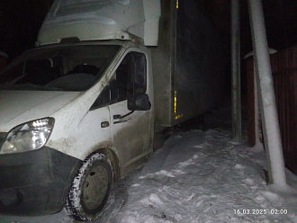 помогите, застрял в частном секторе дёрнуть 5метров  вытащить застрявшую машину Газель Некст 