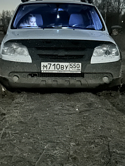 прошу помощи, лежу на дне вытащить застрявшую машину Шевроле нива