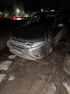 помогите пожалуйста, застряла машина на въезде в ворота, завтра срочно нужно в Москву, помощь нужна сегодня. Около ворот был лед, под льдом большая лужа грязи….  вытащить застрявшую машину Митсубиши аутлендер
