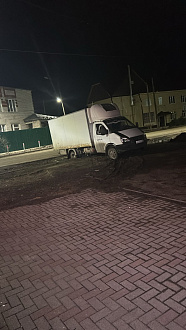 помогите, провалилась задними колесами, до асфальта 5 метров вытащить застрявшую машину Газель