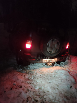 прошу помощи, съехал в кювет на лесной дороге рядом с городом, нужно выдернуть вытащить застрявшую машину Шевроле нива