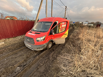 помогите пожалуйста,  застрял вытащить застрявшую машину Ford Transit