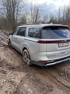 помогите, мой водитель долбоеб, поехал вывозить листья и заехал в говно. Буду очень благодарен, если кто-то поможет вытащить этого идиота  вытащить застрявшую машину КИА Карнивал 