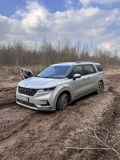 помогите, мой водитель долбоеб, поехал вывозить листья и заехал в говно. Буду очень благодарен, если кто-то поможет вытащить этого идиота  вытащить застрявшую машину КИА Карнивал 