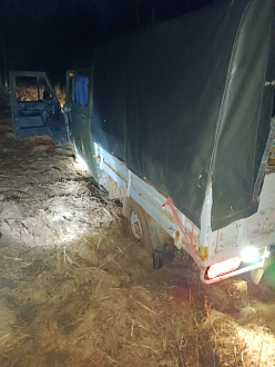 помогите, сижу на мостах в поле вытащить застрявшую машину УАЗ 