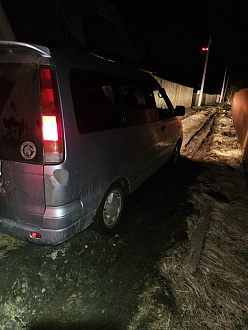 помогите пожалуйста, вытащить застрявшую машину Toyota 