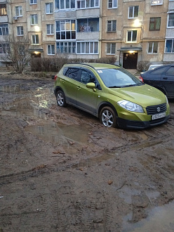 помогите, села на пузо в грязи. Позорище посреди города. Привод передний. Зарылась  вытащить застрявшую машину Сузуки сх4