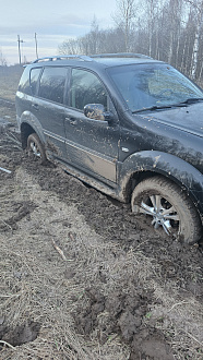Прошу помощи, увяз грязи вытащить застрявшую машину Ssangyong Rexton