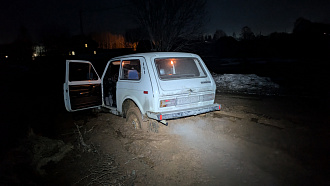 помогите, вытащить из грязи вытащить застрявшую машину не указано