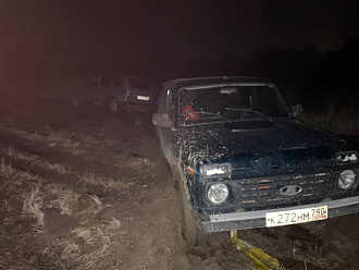 помогите, несколько нив сели  вытащить застрявшую машину Опель нива 