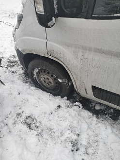 помогите пожалуйста,  застрял на участке, машина груженая, просела в грунт, дёрнуть надо на 3 метра, до дороги, трос есть вытащить застрявшую машину Пежо Боксер 