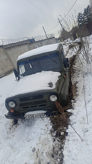 помогите пожалуйста,  выручайте друзья  вытащить застрявшую машину Уаз
