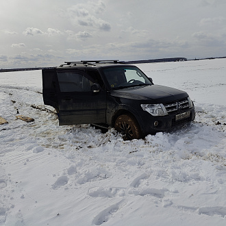 помогите, застряли в поле вытащить застрявшую машину Pajero, Prado