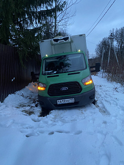 помогите пожалуйста,   вытащить застрявшую машину Ford Transit