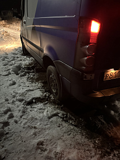 помогите,  вытащить застрявшую машину не указано