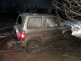 прошу помощи, вытащить из грязи  вытащить застрявшую машину Mitsubishi Pajero mini