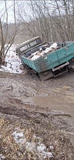 Помогите люди добрые!!! Засадили шишигу ещё позавчера, приезжал вранглер с лебёдкой, не смог( Передним левым колесом упирается в землю, лежит на местах (особенно на заднем) но вперёд и назад ещё пытается дёргаться. Нужна пару машин с лебёдками и динамками, экспедиция готовится на вечер) Откликнитесь- будет весело :) вытащить застрявшую машину Газ 66