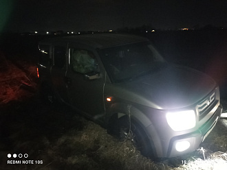 помогите п застрял в поле недалеко от жилых домов в 100 м нужно дёрнуть примерно полтора-два метра ожалуйста,   вытащить застрявшую машину Хонда