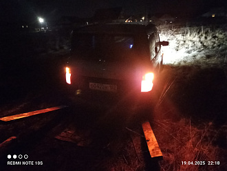 помогите п застрял в поле недалеко от жилых домов в 100 м нужно дёрнуть примерно полтора-два метра ожалуйста,   вытащить застрявшую машину Хонда