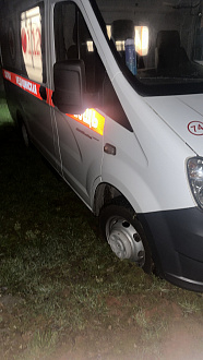 помогите пожалуйста,  застряла бригада скорой помощи  вытащить застрявшую машину Некст 