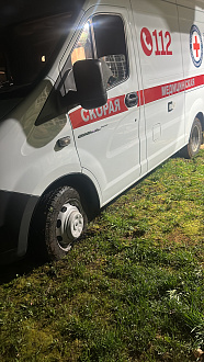 помогите пожалуйста,  застряла бригада скорой помощи  вытащить застрявшую машину Некст 