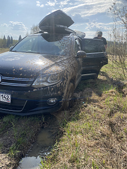 помогите пожалуйста, застряла машина в поле, 10 метров до нормальной почвы, 50 метров до нормальной проселочной дороги вытащить застрявшую машину Volkswagen Tiguan